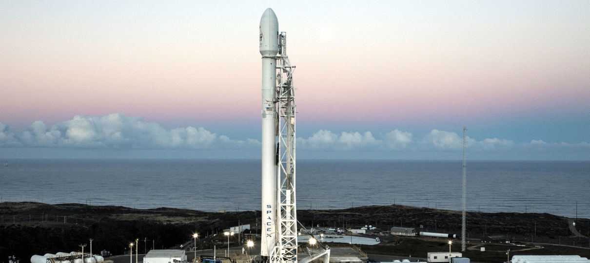 Falcon 9 é lançada com sistema que promete ajudar na limpeza do lixo espacial