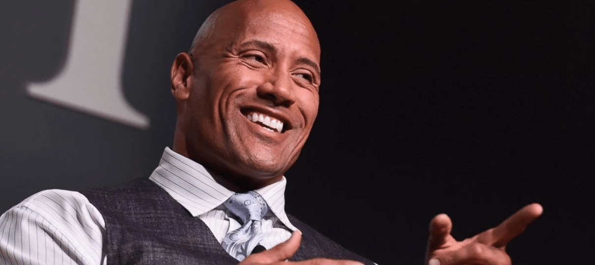 The Rock desiste de concorrer à presidência e diz que pessoas com experiência devem assumir