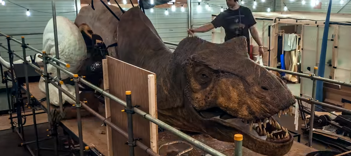 Vídeo de bastidores mostra os dinossauros animatrônicos de Jurassic World: Reino Ameaçado