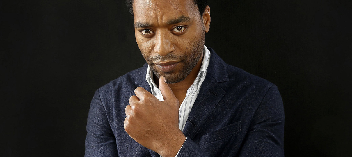 Chiwetel Ejiofor pode entrar para o elenco de Malévola 2