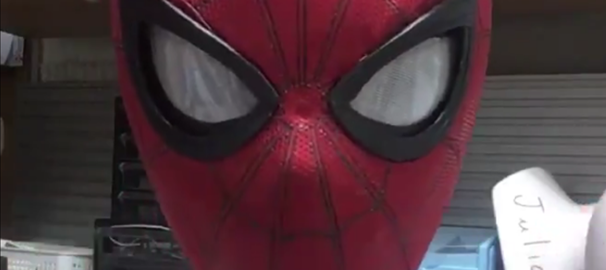 Cosplayer cria mascara com olhos mecânicos do Homem-Aranha
