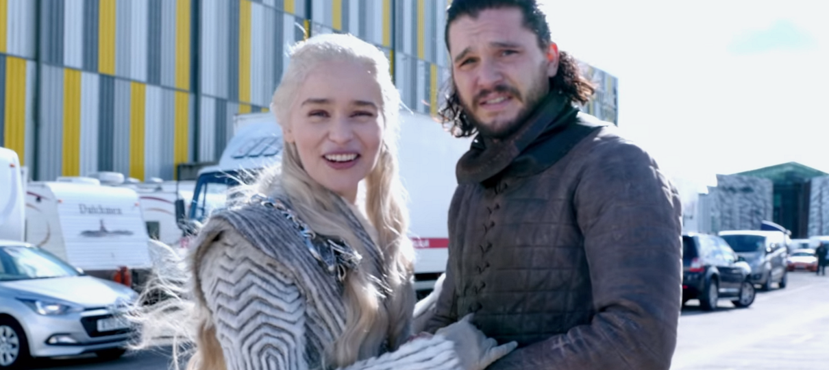 Game of Thrones | Nova foto de bastidores mostra Daenerys e Jon Snow em momento fofo