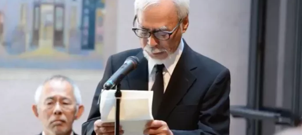 Hayao Miyazaki discursa sobre Isao Takahata durante memorial no Museu da Ghibli