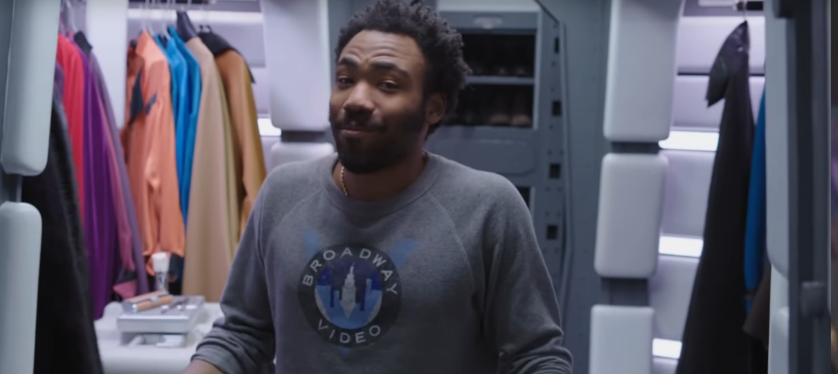 Donald Glover apresenta os interiores da Millennium Falcon em vídeo de Han Solo