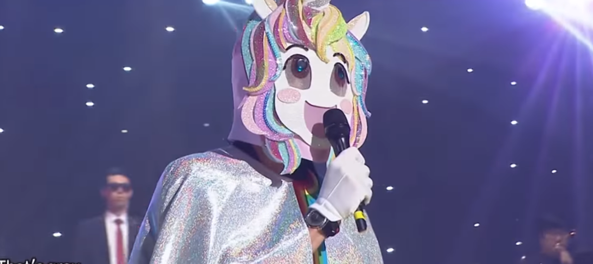 Ryan Reynolds se veste de unicórnio e canta um clássico dos musicais em programa coreano