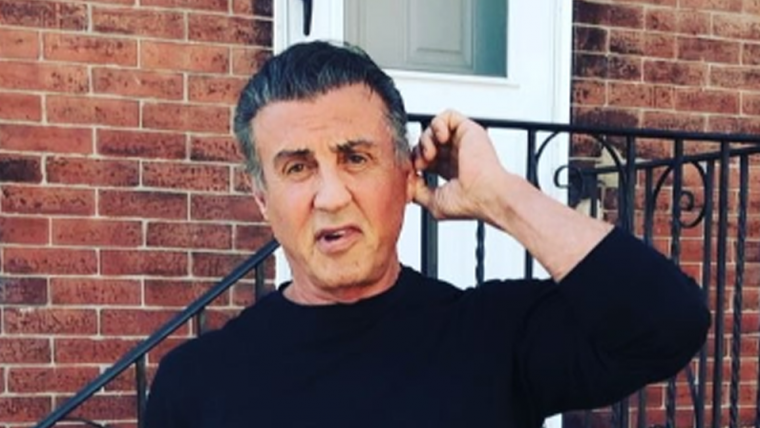 Sylvester Stallone visita casa antiga de Rocky Balboa durante gravações de Creed II