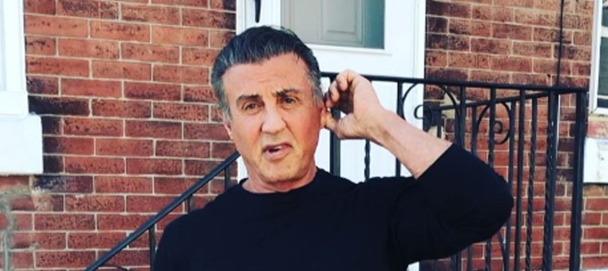 Sylvester Stallone visita casa antiga de Rocky Balboa durante gravações de Creed II