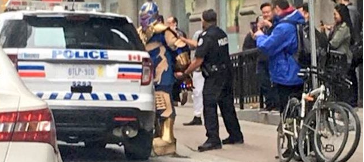 Homem fantasiado de Thanos é enquadrado pela Polícia de Toronto