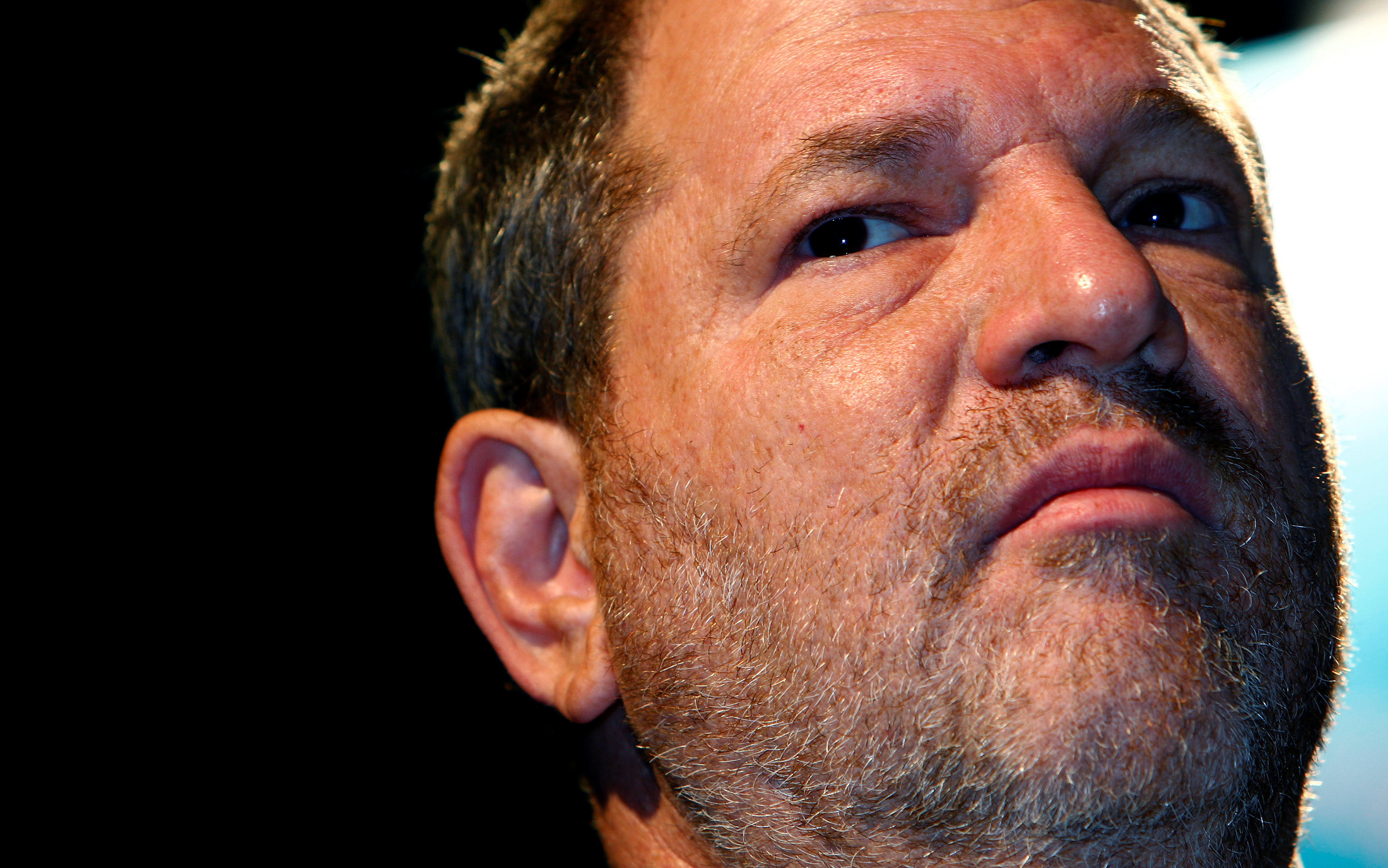 Harvey Weinstein se entrega para polícia e é preso em Nova York