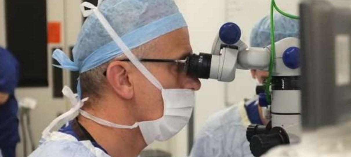 Médicos realizam as primeiras cirurgias oftalmológicas com auxílio de robôs