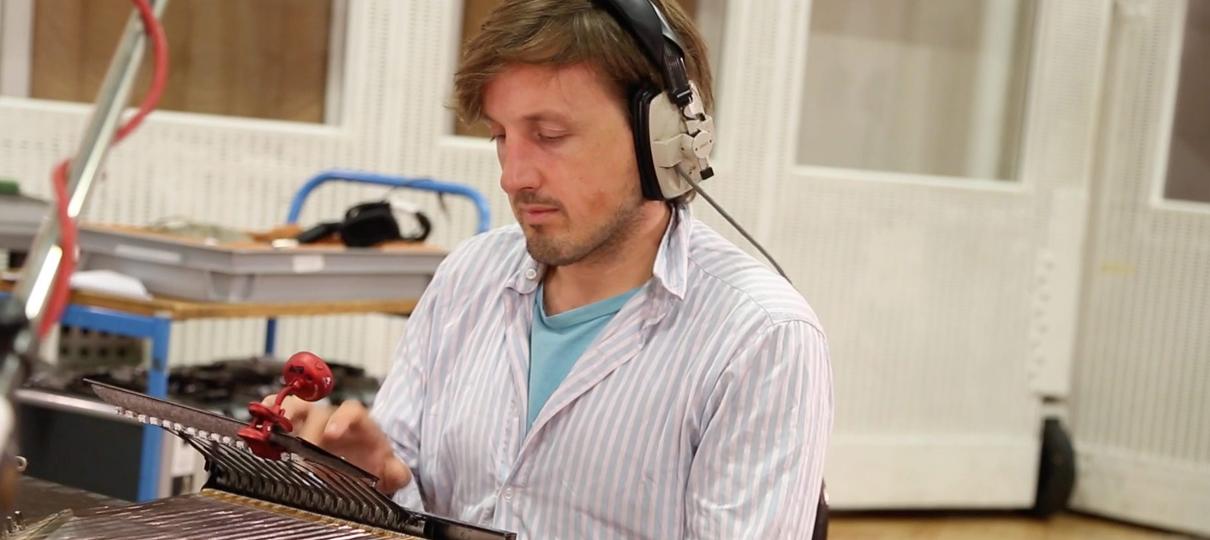 Daniel Pemberton, de Steve Jobs, vai compor trilha de Homem-Aranha no Aranhaverso