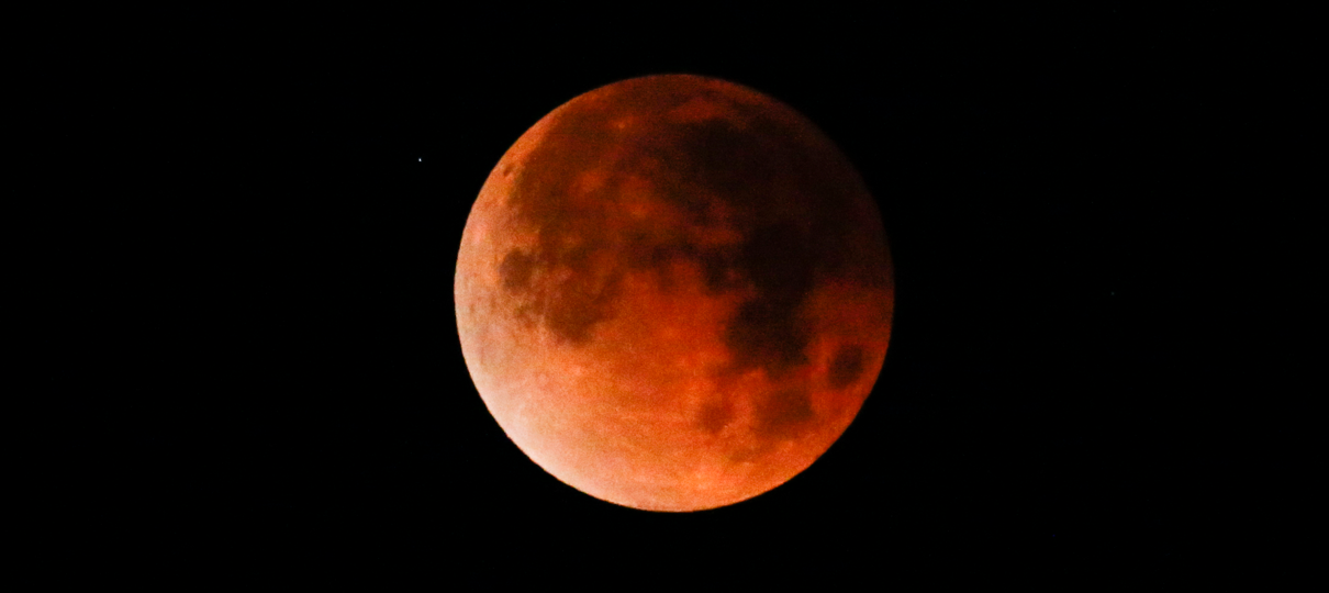 Eclipse lunar total acontece nesta sexta e estará visível no Brasil