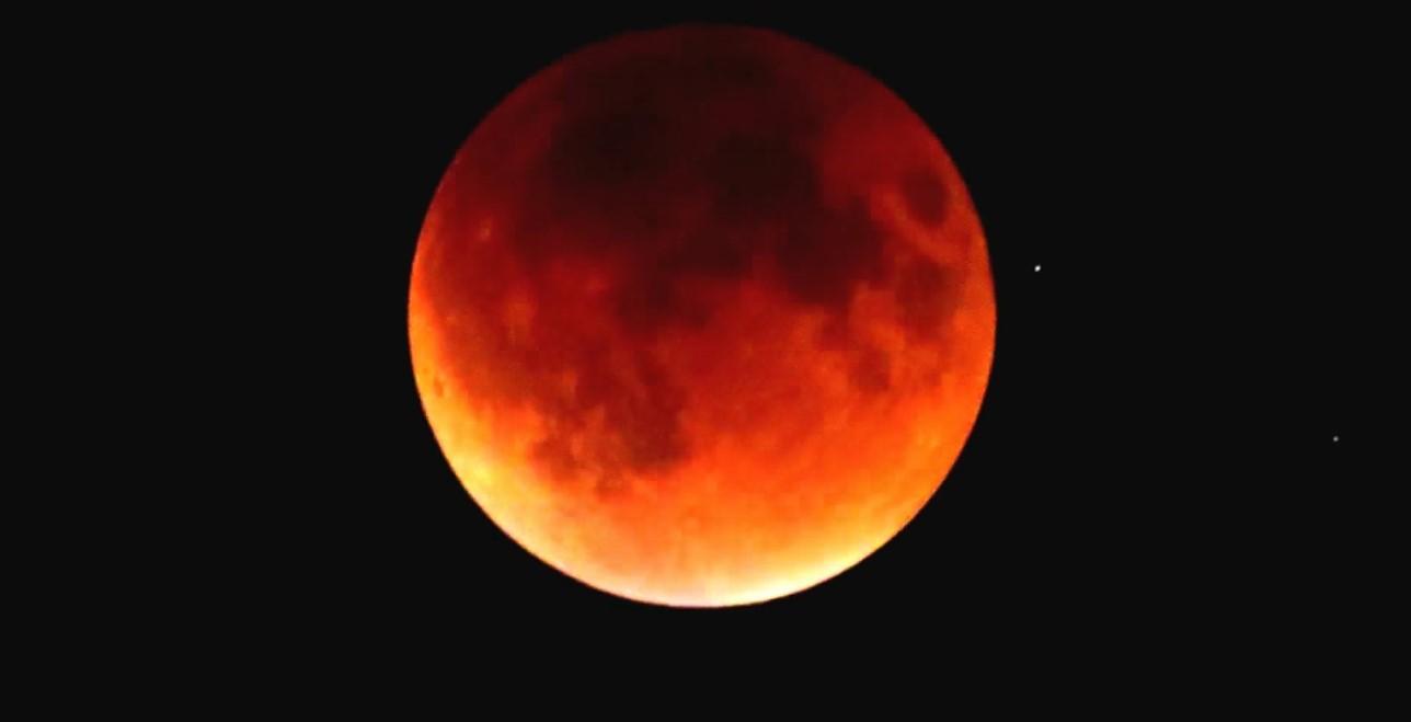 Assista ao streaming do eclipse lunar total!