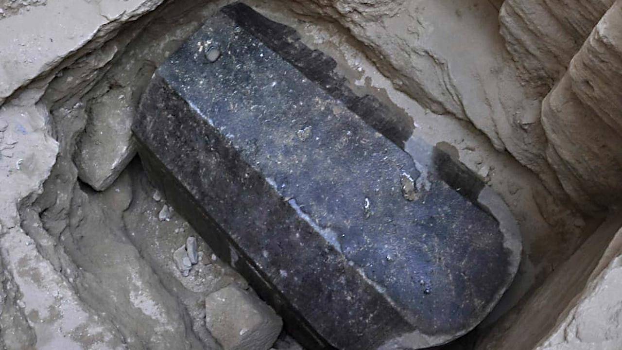 Mais de 20 mil pessoas querem beber a água de esgoto encontrada em sarcófago