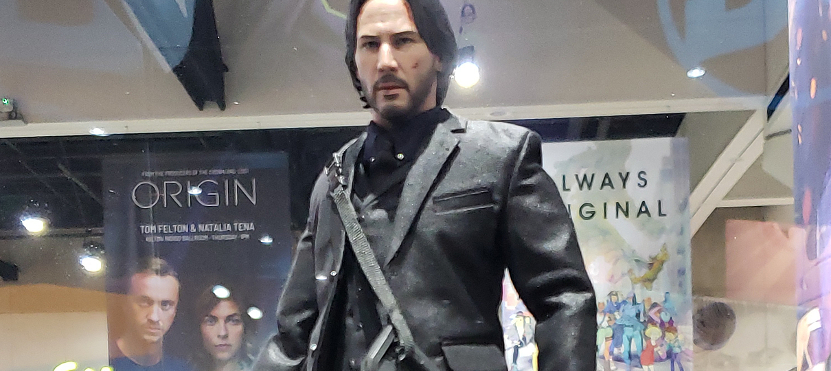 John Wick só precisa de um lápis, mas, nessa figure da SDCC, ele tem ainda mais armas