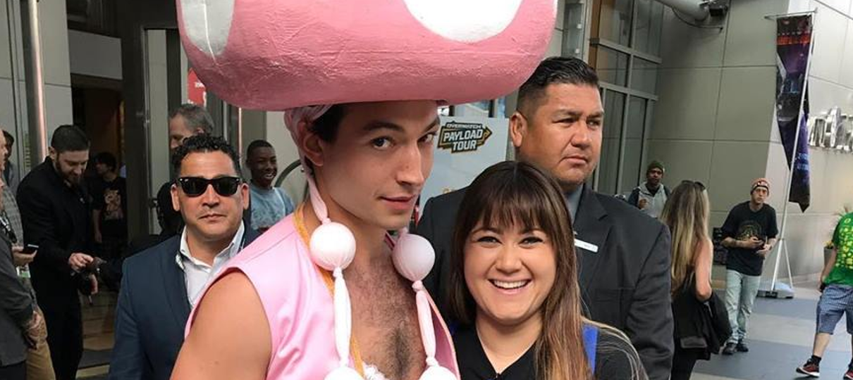 Ezra Miller aparece na SDCC fantasiado de Toadette Sexy