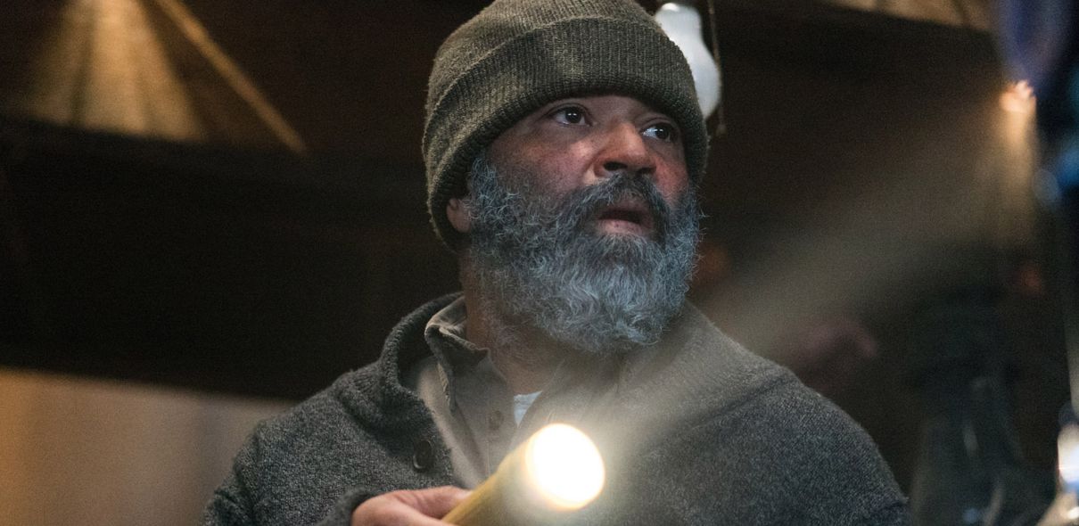 Jeffrey Wright testemunha eventos violentos em trailer de Noite de Lobos