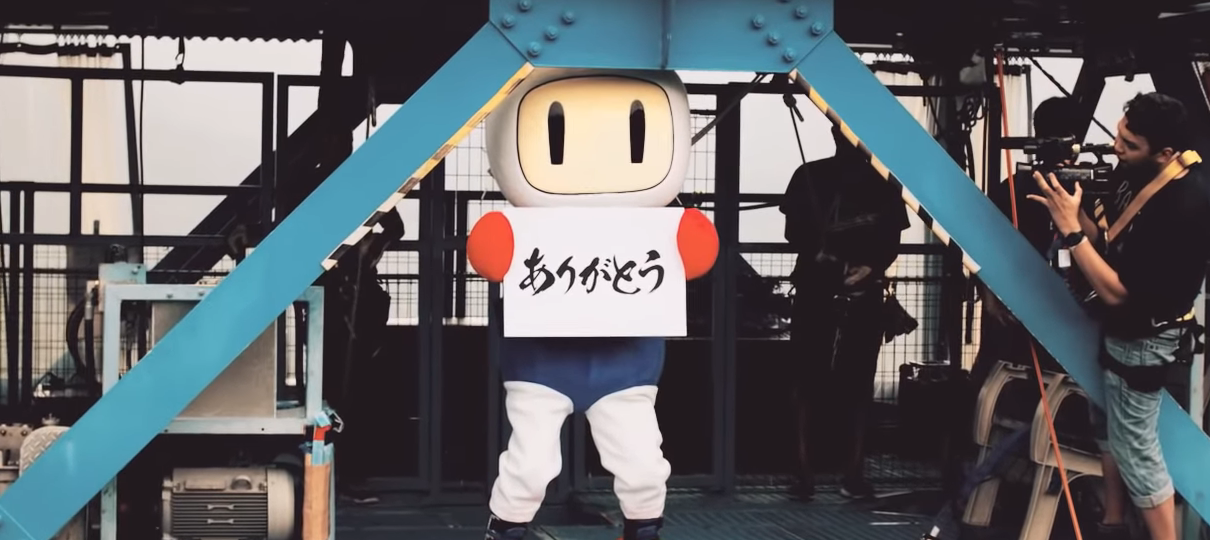 Konami comemora vendas de Bomberman jogando o personagem de uma ponte