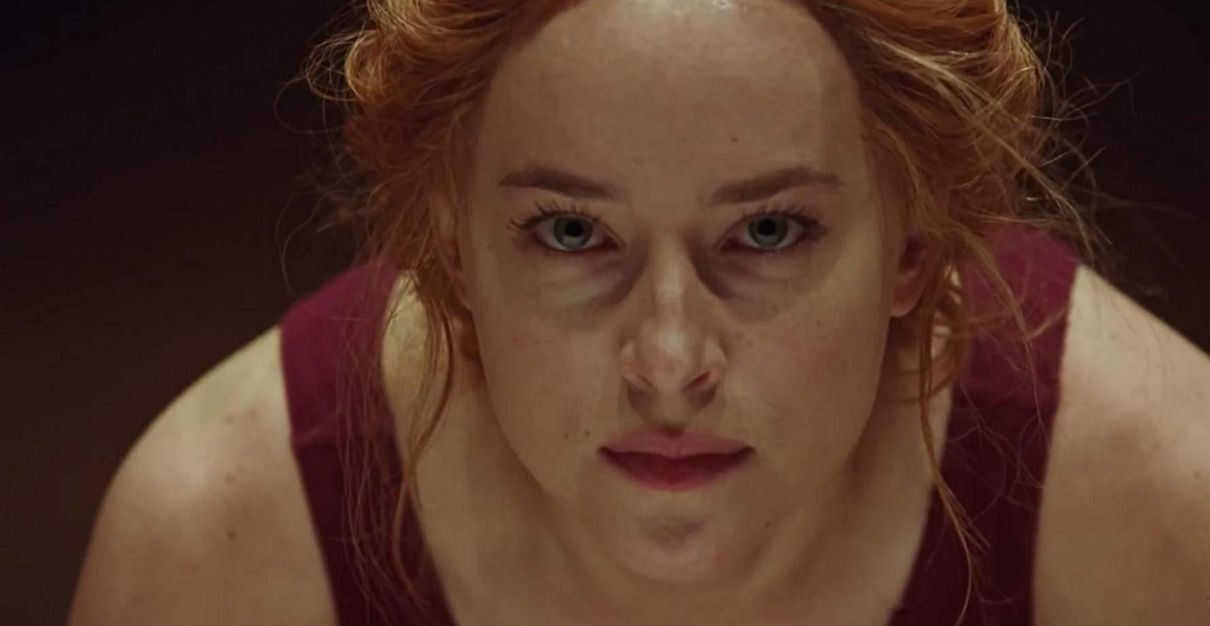 Dança de Dakota Johnson acorda algo maligno em trecho de Suspiria