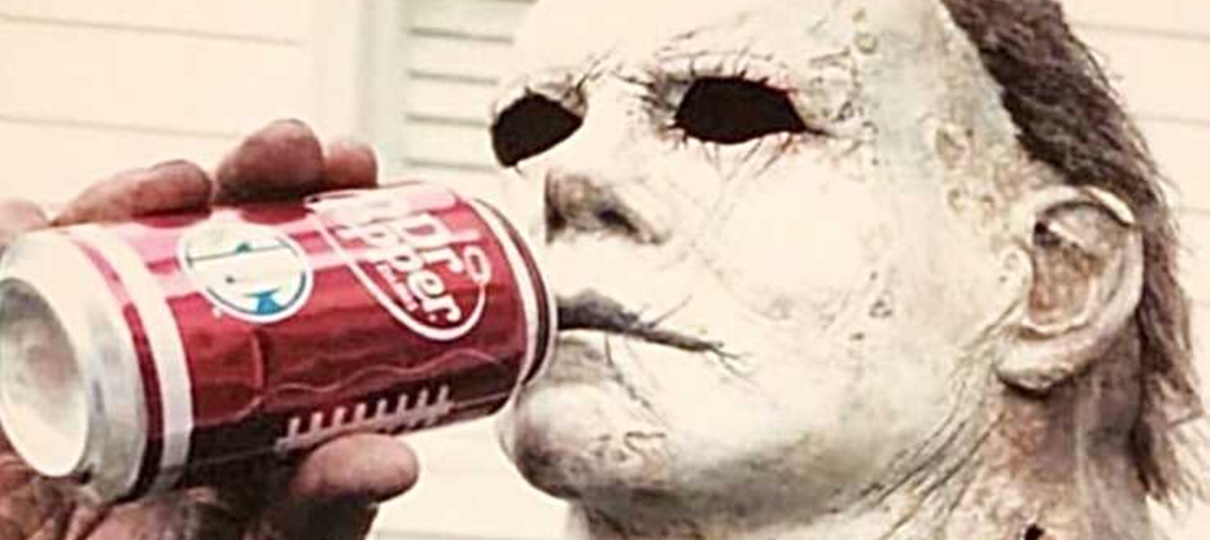 Nick Castle recria foto tirada no set do Halloween original