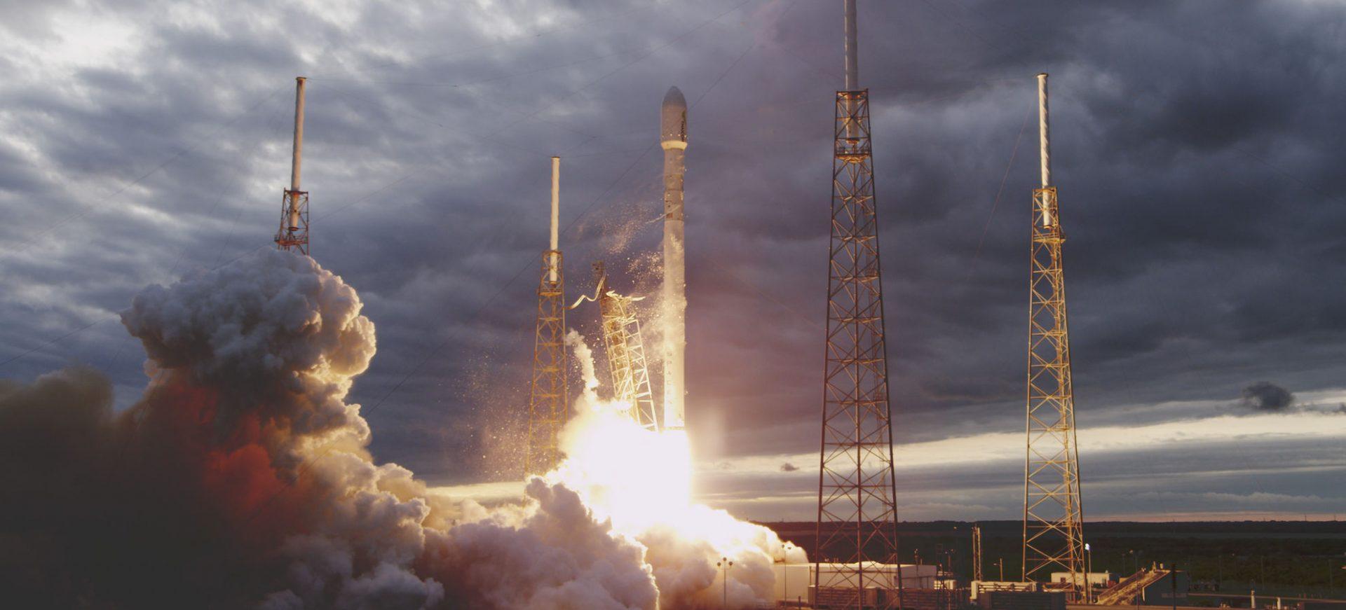 Foguete da SpaceX vai colocar 71 satélites em órbita em um único voo