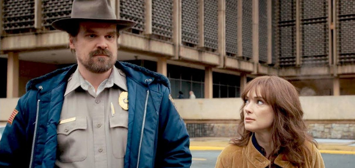 Stranger Things | Millie Bobby Brown torce por romance entre Joyce e Hopper