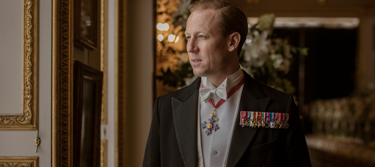 The Crown | Tobias Menzes aparece como Príncipe Phillip em nova foto