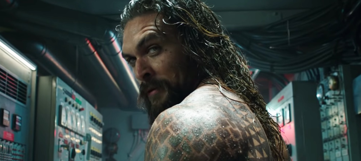 Aquaman empunha o tridente em novo cartaz do filme