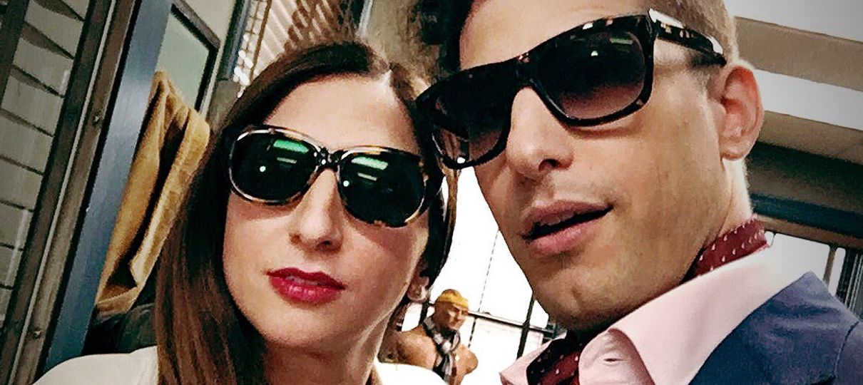 Brooklyn Nine-Nine | Gina e Jake estão muito bem vestidos em foto dos bastidores