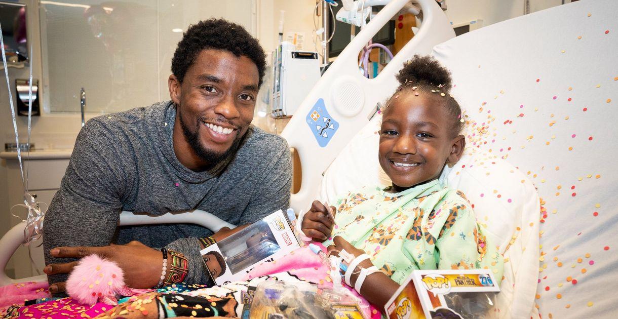 Chadwick Boseman, ator de Pantera Negra, visita crianças em hospital infantil
