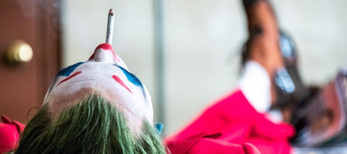 Coringa fuma em nova imagem do longa