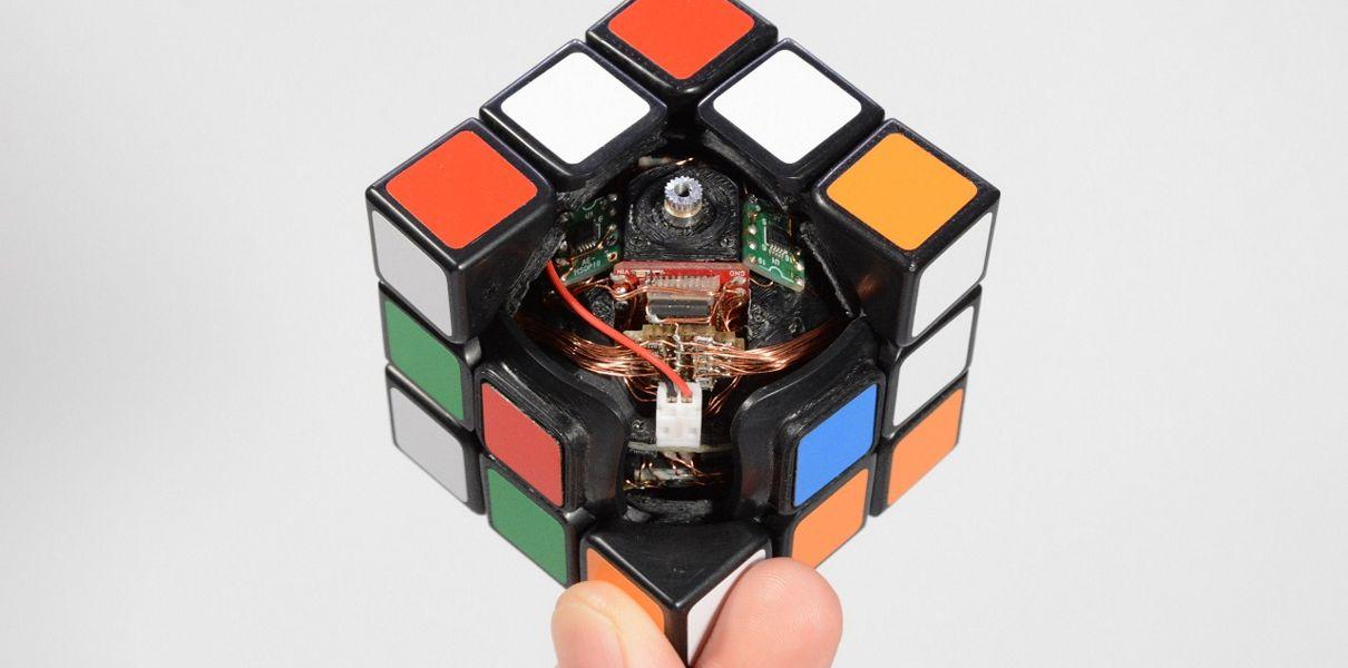 Este cubo mágico é capaz de se solucionar sozinho