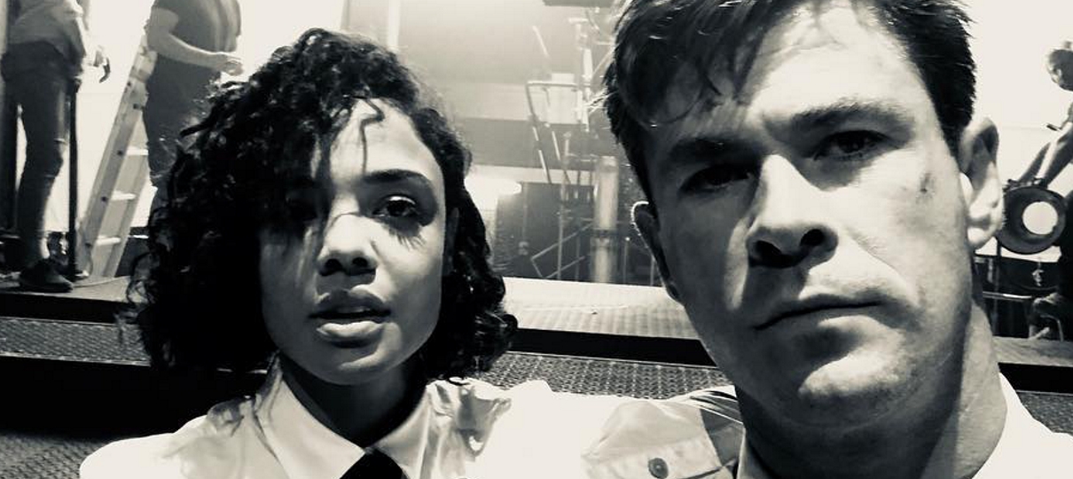 Homens de Preto | Chris Hemsworth e Tessa Thompson aparecem de gravata em foto