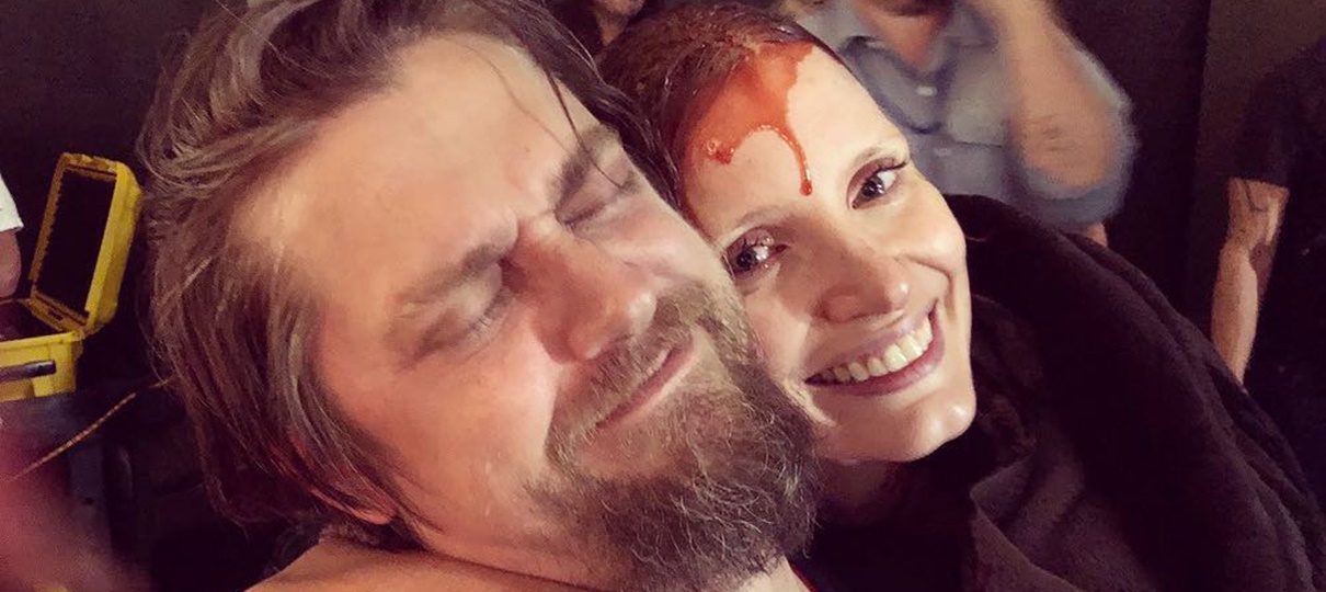 Jessica Chastain aparece ensanguentada em foto dos bastidores de It: A Coisa 2