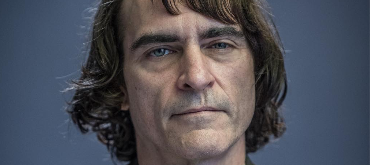 Joaquin Phoenix aparece em primeira foto oficial de Coringa