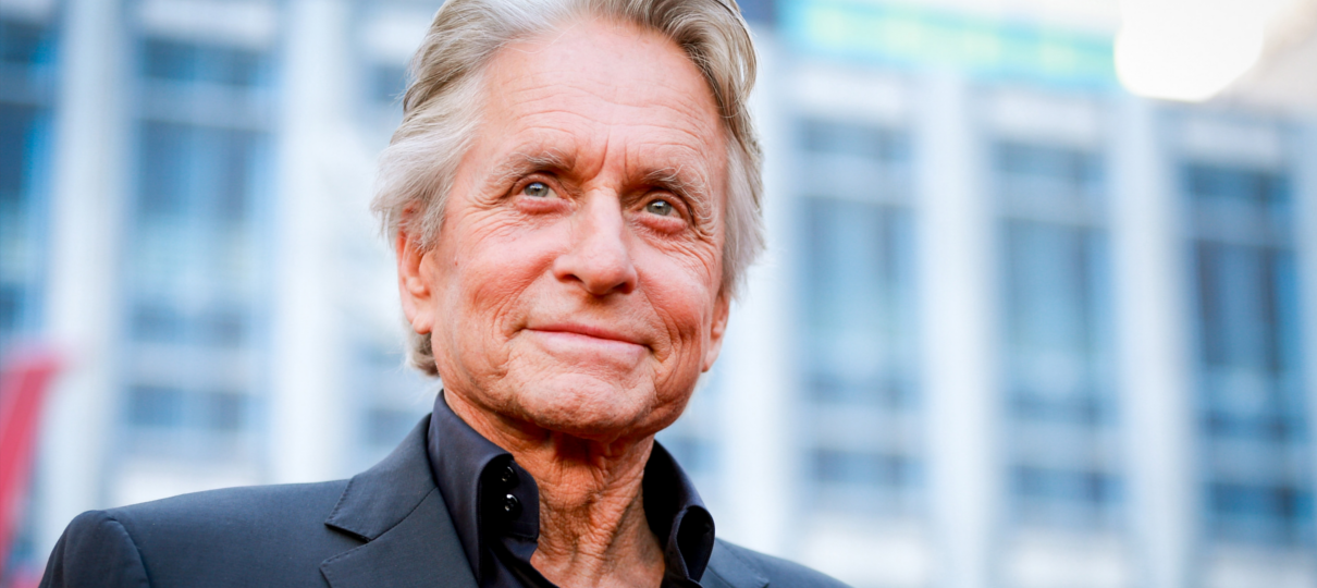 Michael Douglas comemora aniversário ao som da música brasileira "Michael Douglas"