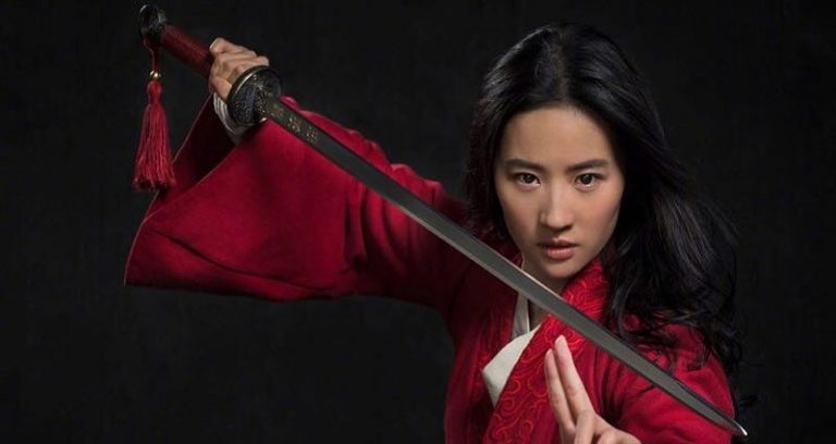 Atriz caracterizada como Mulan no live-action