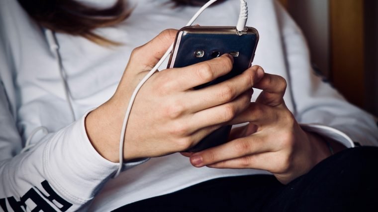 Projeto de lei propõe incluir avisos sobre os males do uso excessivo do celular