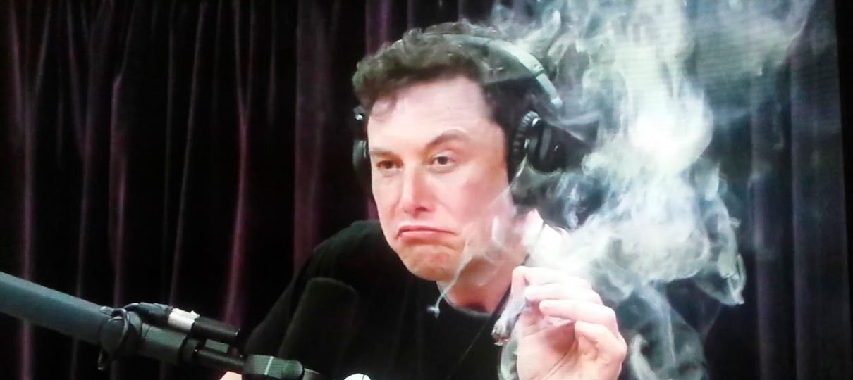 Ações da Tesla caem e executivos deixam empresa após Elon Musk fumar maconha em vídeo