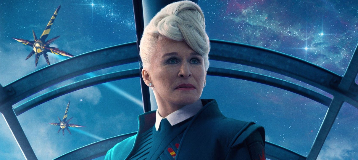 Glenn Close diz que tem “algo errado” sobre a demissão de James Gunn