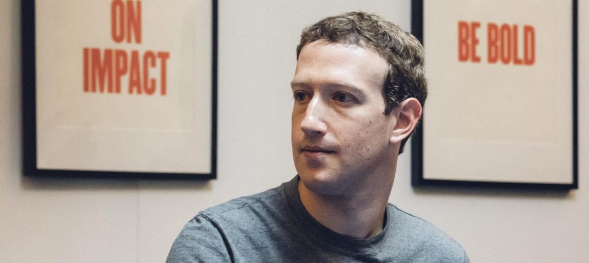 Hacker diz que vai deletar página de Mark Zuckerberg no Facebook no domingo