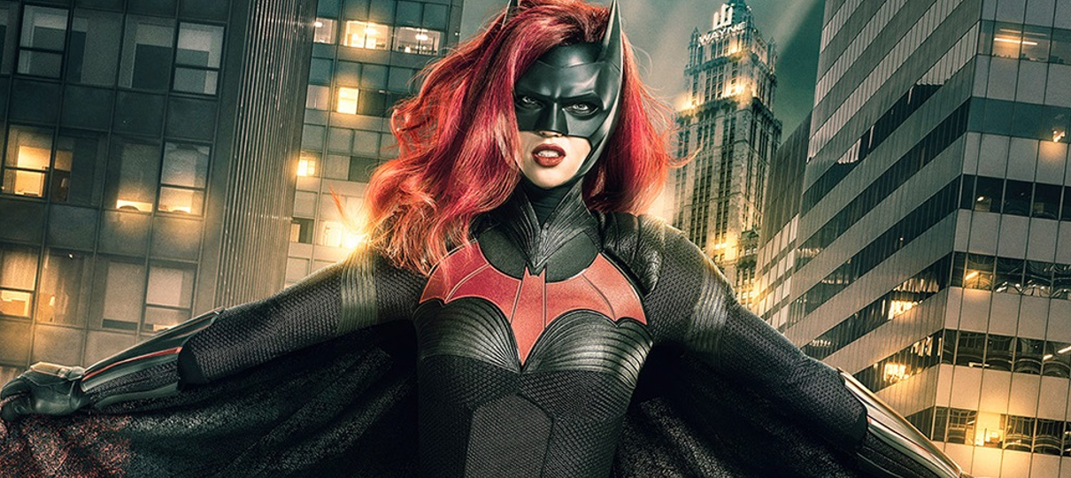 Batwoman | Nova foto dos bastidores detalha uniforme da heroína