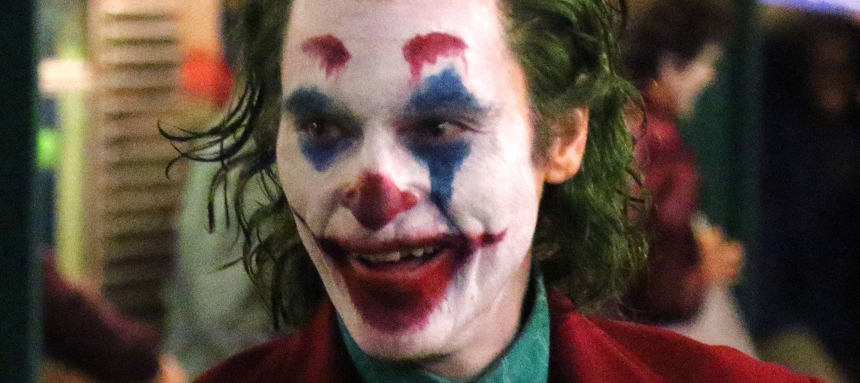 Coringa | Joaquin Phoenix foge com figurino de palhaço em novas imagens