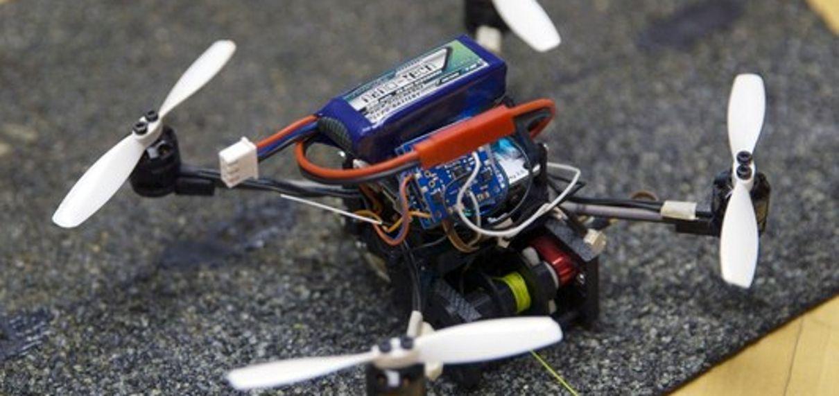 Este micro drone é capaz de levantar 40 vezes o próprio peso