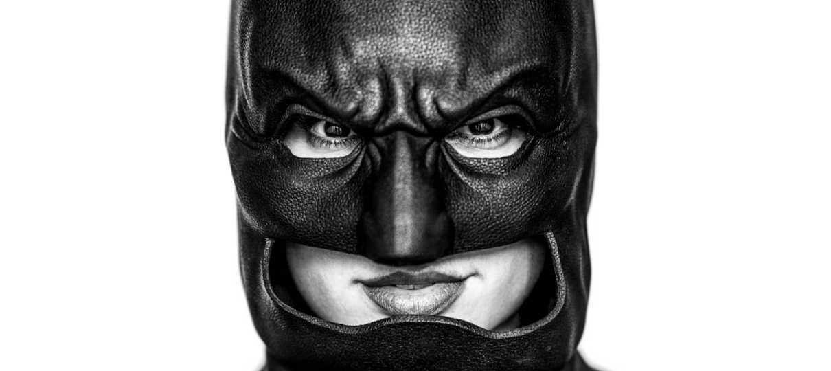 Gal Gadot é o novo Batman nessa zoeira de Halloween