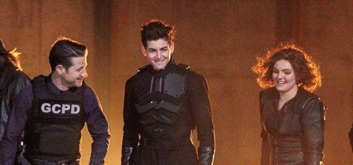 Gotham | Fotos dos bastidores mostram protótipo da armadura do Batman