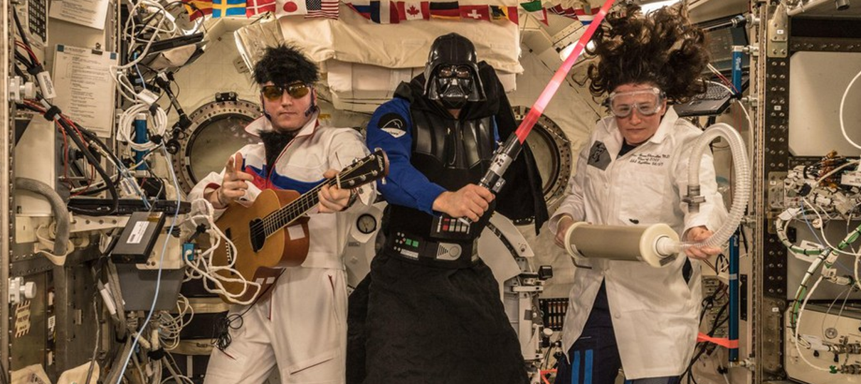 Darth Vader e Elvis Presley invadem festa de Halloween na Estação Espacial Internacional