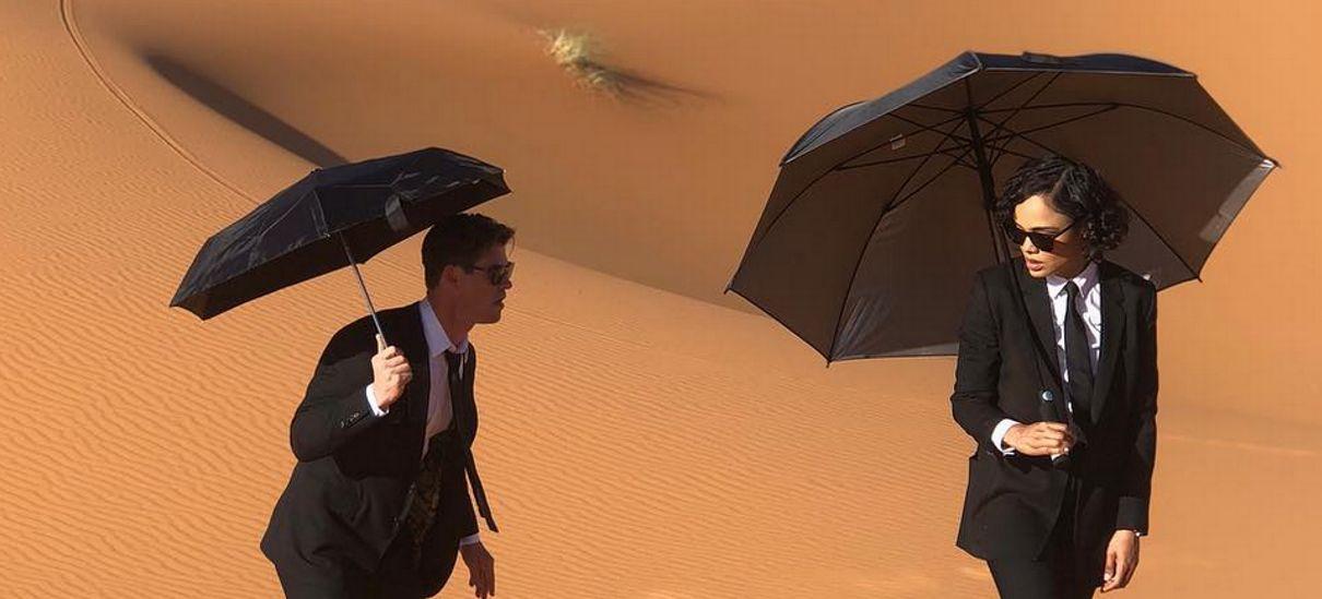 Homens de Preto | Tessa Thompson e Chris Hemsworth caminham no deserto em foto do spin-off