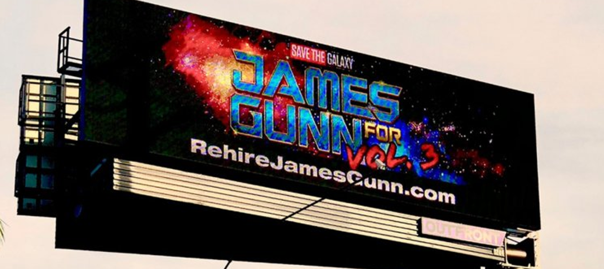 Outdoor pedindo pela recontratação de James Gunn é colocado próximo dos parques da Disney