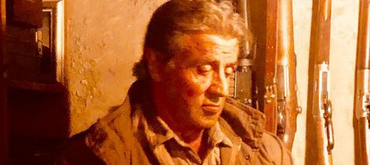 Rambo 5 | Stallone aparece ao lado de arsenal em foto dos bastidores
